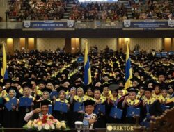 Rektor Unair Wisuda 1029 Mahasiswa