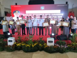 Wali Kota Eri Berikan Anugerah Sekolah Adiwiyata Kota Surabaya Jenjang SD Dan SMP