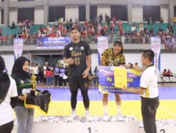 Dua Pemain Terbaik Kejurprov Jatim Bola Voli Terima Trophy MVP Dari Kapolres Bojonegoro