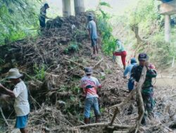 Babinsa Koramil Tambakrejo Bojonegoro Bersama Warga Bersih Bersih Sampah Sungai