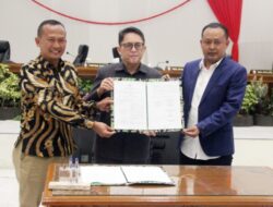 Pj Bupati Bojonegoro Tandatangani Penetapan Raperda RPJPD 20 Tahun Kedepan