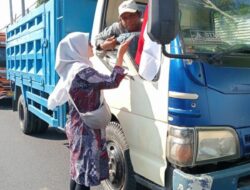 Pemkab Bojonegoro Memulai Gerakan Bagi-bagi Bendera Merah Putih Semarakkan HUT Ke-79