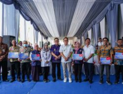 PJ Gubernur Jatim Salurkan BLT DBH CHT, Kepada Ribuan Buruh Di Bojonegoro
