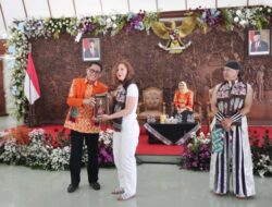 Delegasi 8 Negara Bertukar Cinderamata, Di Ajang i B-TIFF Dengan Pj Bupati Adriyanto