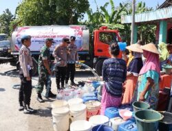 Bakti Sosial Polres Bojenegoro Bagikan 15 Tangki Air Bersih Di Sejumlah Wilayah Yang Terdampak Kekeringan
