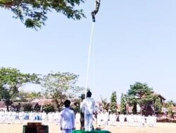 Nekat ! Aksi Babinsa Posramil Gondang Kodim Bojonegoro Panjat Tiang Bendera