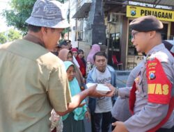 Upaya Cooling System Polres Bojonegoro Bagikan Nasi Kepada Warga
