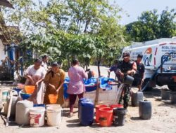 Babinsa Kodim Bojonegoro Distribusikan Air Bersih Untuk Warga Yang Terdampak Kekeringan Di Kecamatan Sugihwaras