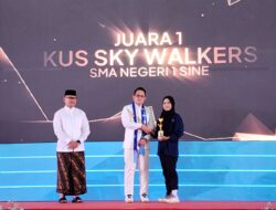 Pj Gubernur Jatim Serahkan Penghargaan Milenial Entrepreneur Awards 2024