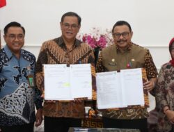 Pemkab Bojonegoro Serahkan Sertifikat Tanah Akademi Kebidanan Kepada Dirjen Tenaga Kesehatan Kemenkes RI