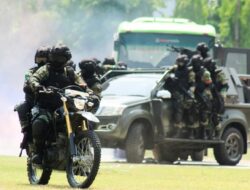 Perayaan HUT ke- 79 TNI, Babinsa Kodim Bojonegoro Tampilkan Demontrasi Pembebasan Sandera