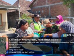Polsek Kedungadem Dan BPBD Bojonegoro Salurkan Air Bersih Kepada Warga Sidomulyo