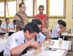 Pj Gubernur Jatim Adhy KaryonoTinjau Simulasi Makan Bergizi Gratis Tingkat SMA