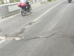 Hati -Hati Melintas Di Jembatan PUK Desa Sidomulyo Kedungadem Yang Ambles Dan Berlubang
