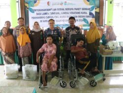 Pemkab Bojonegoro Serahkan Bansos Paket Sembako,Kursi roda Dan Mesin Obras