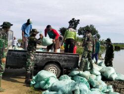 Babinsa Kodim 0813 Bojonegoro Dan Masyarakat Benahi Tanggul Bantaran Sungai Rancang Yang Jebol