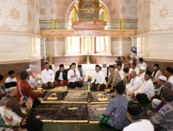 Pj Adriyanto Bersama Warga Sholat Jum’at Di Masjid Wisata Religi