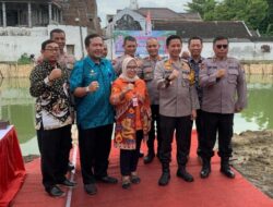 Dukung Program Hanpangan Disnakan Dan Polres Bojonegoro Tabur 10.000 Benih Ikan