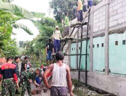 Anggota Koramil 03/Balen Kodim 0813 Bojonegoro Bersama Warga Bantu Cor Atap Musholla