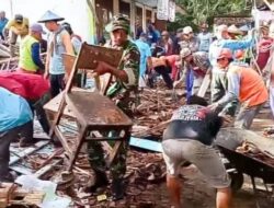Karya Bakti Babinsa Koramil Kepohbaru Bojonegoro Bersama Warga Bersihkan Reruntuhan Gedung SDN Pejok