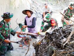 Babinsa Kodim Bojonegoro Bersama Masyarakat Bersih-bersih Sampah Kali Rancang