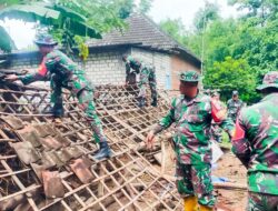 Babinsa Kepohbaru Bojonegoro Dan Warga Bantu Bersihkan Material Rumah Roboh Di Desa Brangkal