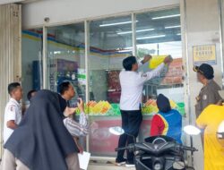 Satpol PP Bojonegoro Pasang Stiker Toko Modern Yang Sudah Berizin