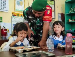 Babinsa Kodim 0813 Bojonegoro Kawal Pendistribusian Ribuan Porsi MBG