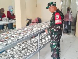 Babinsa Koramil Dander Bojonegoro Dampingi Pendistribusian MBG Diwilayah Binaan