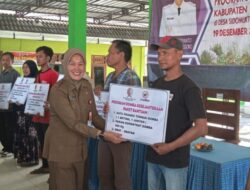 Pemkab Bojonegoro Serahkan Bantuan Domba Kesejahteraan Kepada Penerima Manfaat