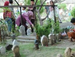 Tanggapan Dosen Unar Tradisi Nyekar Sebelum Lebaran