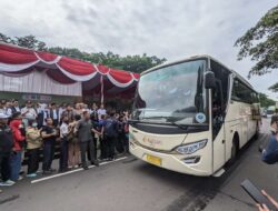 Gubernur Khofifah Berangkatkan 102 Armada Bus Mudik Gratis 2025