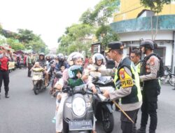 Peduli Sesama, Polres Bojonegoro Gelar Aksi Sosial Bagikan Takjil Gratis