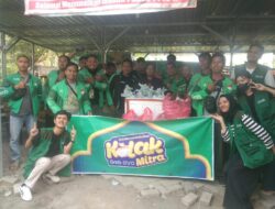 Komunitas Grab Bojonegoro Berbagi Takjil Kepada Pengguna Jalan