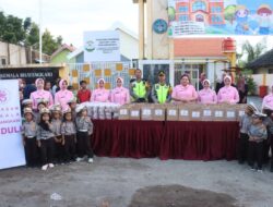 Kapolres Bersama Ketua PYKB Cabang Bojonegoro Bagikan Takjil