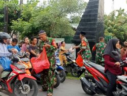 Jajaran Babinsa Kodim 0813 Bojonegoro Serentak Bagikan Ribuan Takjil