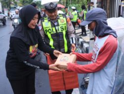 Polres Bojonegoro Sosialisasikan Hotline Polri 110 Disela Berbagi Takjil