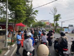 Jelang Berbuka Puasa SMSI Bojonegoro Bagikan Takjil Kepada Masyarakat
