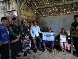 Bupati Wahono Menyerahkan Bantuan KUSUMO Kepada Penerima Manfaat