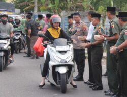 TNI-Polri Di Bojonegoro berbagi Takjil untuk Masyarakat Dan Pengguna Jalan