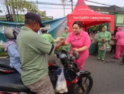 Bhayangkari Dan Persit Bojonegoro Bagikan Takjil kepada Pengguna Pengguna