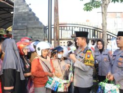 Kapolres Bojonegoro Bersama Polwan Berbagi Takjil Kepada Masyarakat