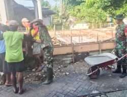 Karya Bakti Bersama Warga, TNI Koramil Sumberrejo Bojonegoro Cor Pondasi Musholla