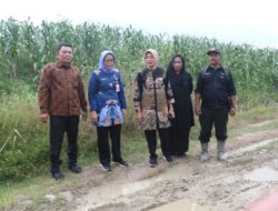 Disela Acara Bersih Desa Warga Tretes Sambat Jalan Rusak Kepada Wabup Nurul