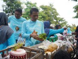 Bupati dan Wakil Bupati Bojonegoro Borong Dagangan Penjual Sayur Mayur Keliling
