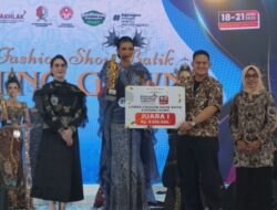 Peserta Dari Berbagai Daerah Antusias Ikuti Lomba Fashion Show Batik Evening Gown Di Bojonegoro