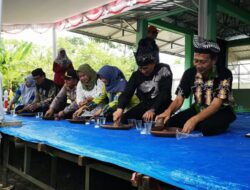 Ngulek Rujak Belimbing Bareng Warnai Penutupan Festival Geopark Bojonegoro 2025