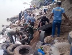 Babinsa Koramil Padangan Bojonegoro Dan Warga Pasang Tanggul Penahan Longsor