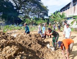 Babinsa Sumberrejo Bojonegoro Bersih-Bersih Area Makam Bersama Warga Tlumbung