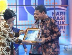 Sukses Jaga Ketersediaan Pangan Dan Kurangi Angka Kemiskinan, Bupati Bojonegoro Terima Penghargaan